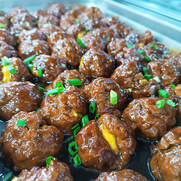 Albóndigas rellenas en salsa BBQ