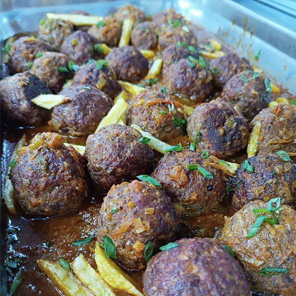 Albóndigas rellenas en salsa tradicional