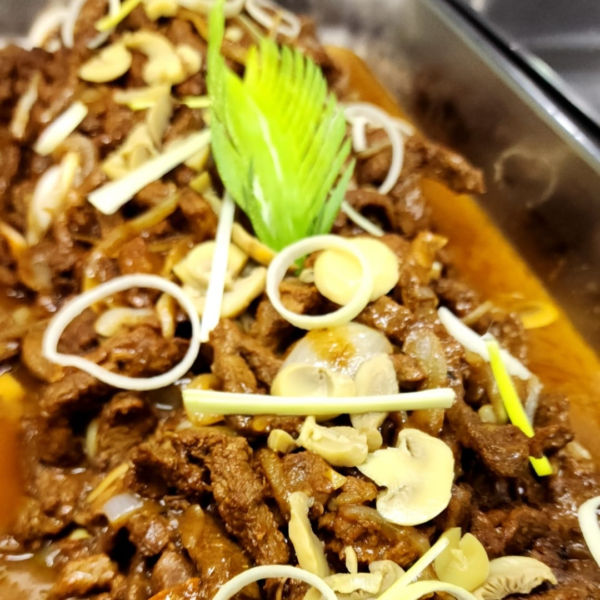 Lomo en salsa de ternera encebollado